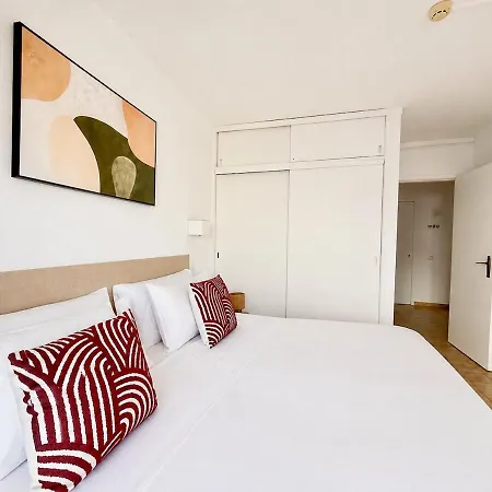 Modern Coastal Escape - Walk To Da Rocha Apartment *